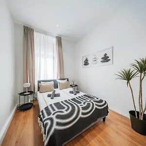 Nice Central City Room Хостел